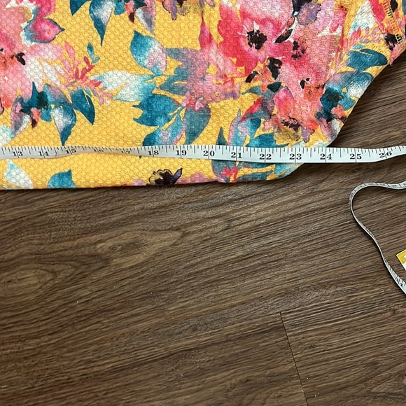 UMGEE LARGE SUPER CUTE TOP! Great colors! - Picture 3 of 5